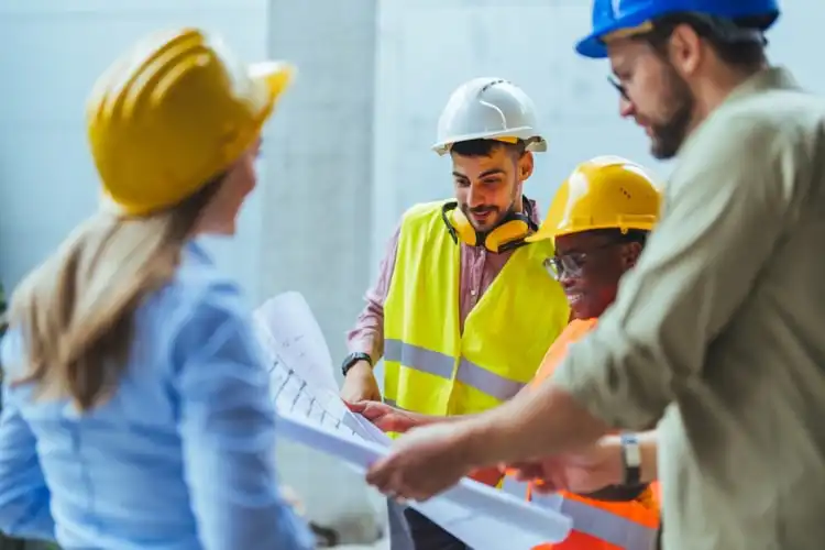 Um dos setores que mais contrata trabalhadores em Portugal é o da Construção Civil.